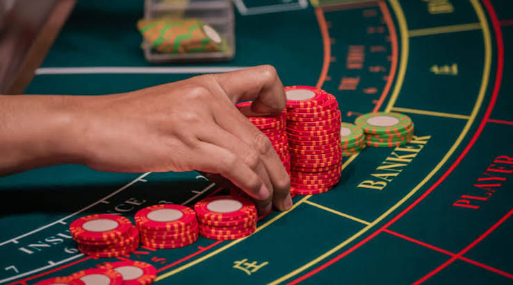 Jetons de baccarat sur une table de casino