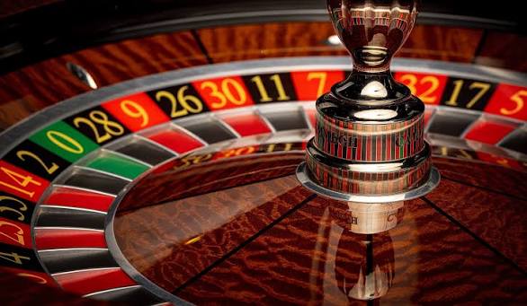 Roue de roulette sur une table de casino