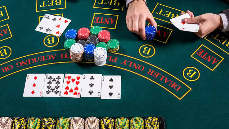 Cartes de vidéo poker et jetons de casino sur une table de jeu